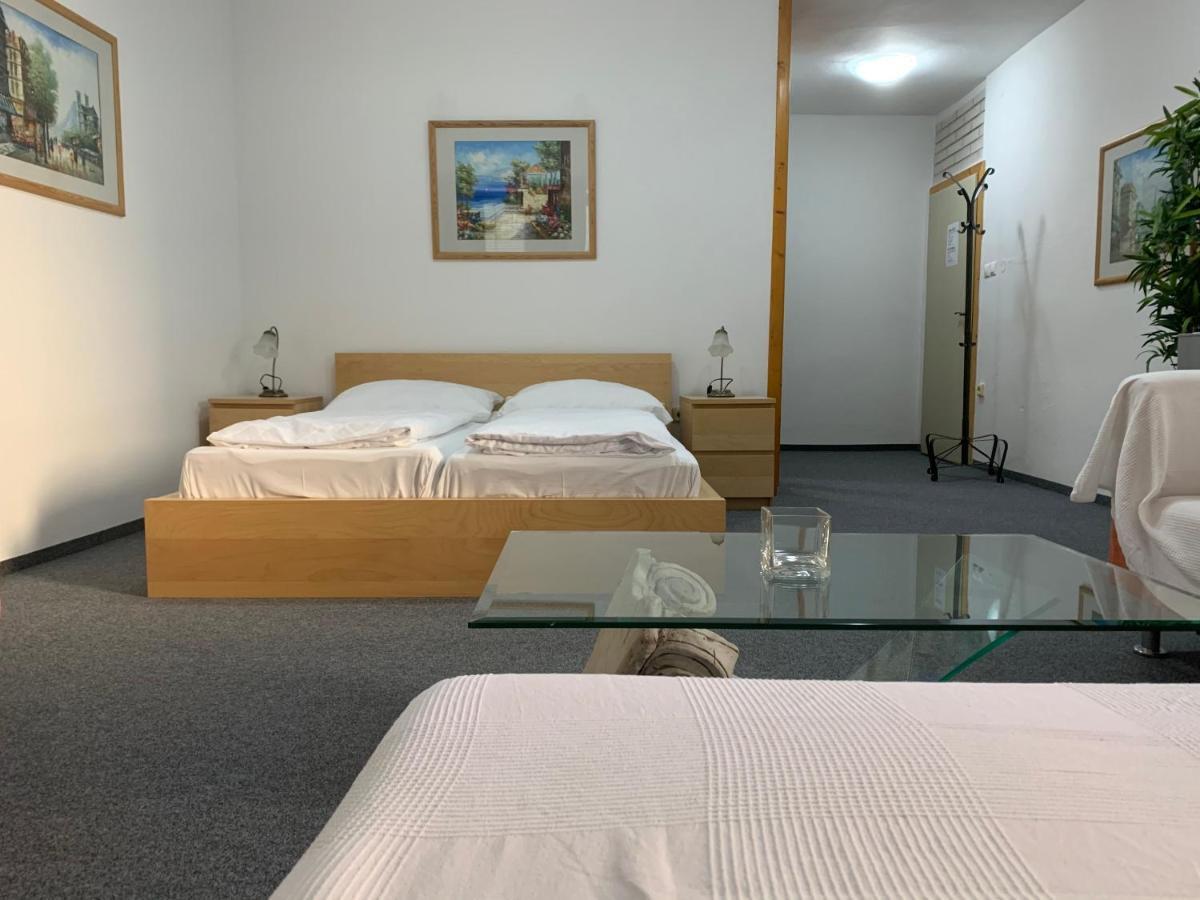 Penzion Holiday Трнава Екстер'єр фото